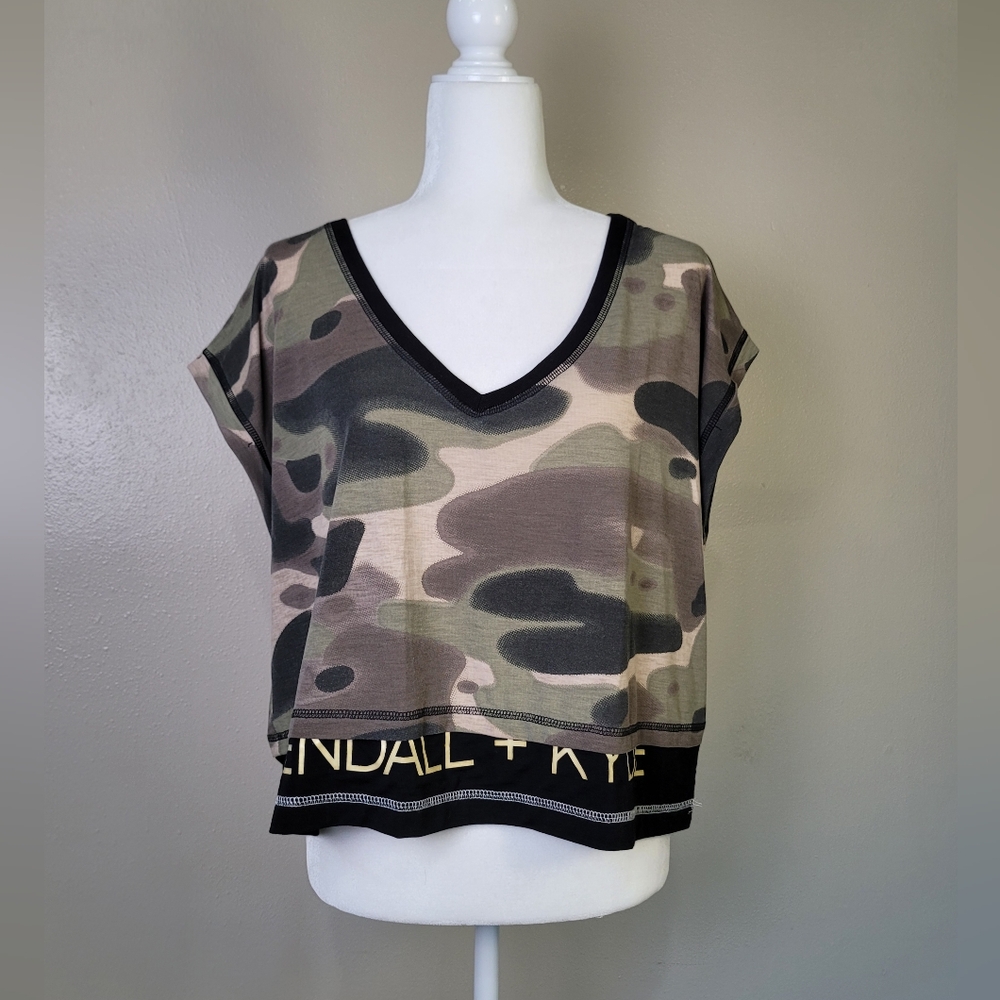 Kendall + Kylie NWOT Large Green Camo Double Layer Crop Tee